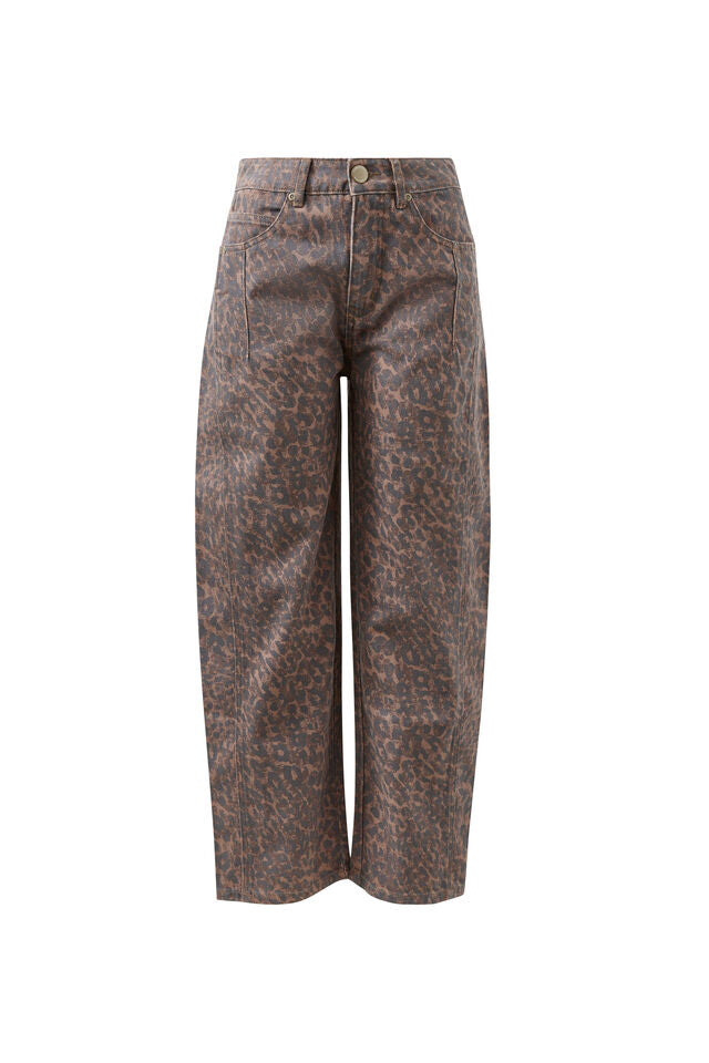 Tapered barrel jean