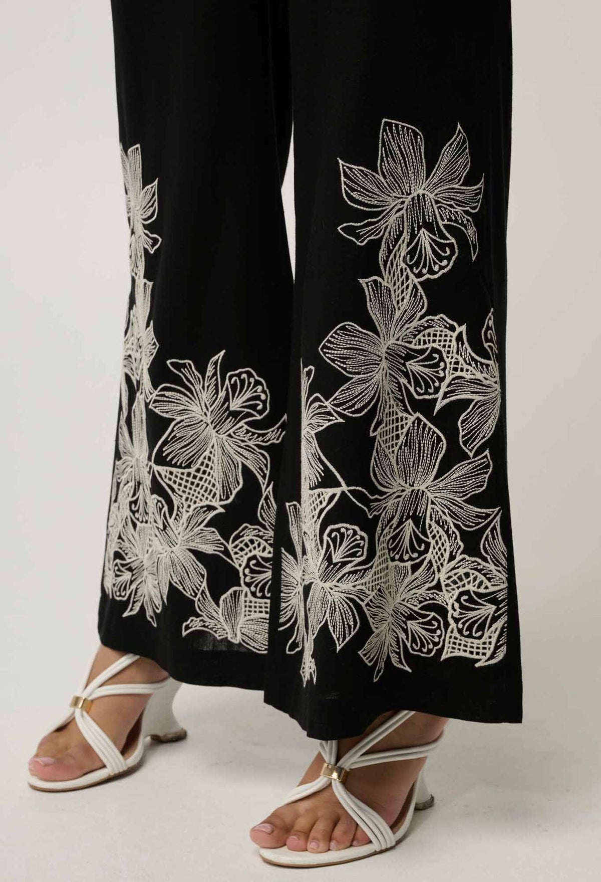 Willow Linen Blend Embroidered Pant - Black